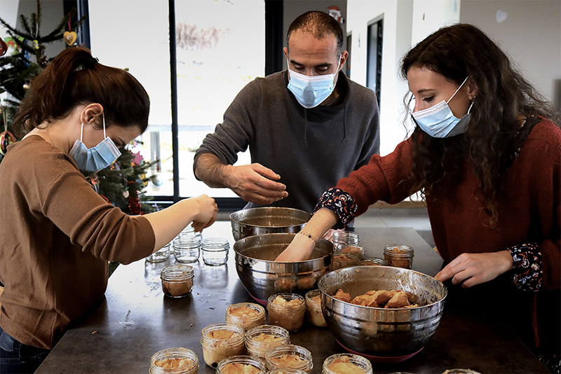 Comme chaque année, l'équipe AdomVET met la main à la pâte et prépare ses traditionnels foies gras pour les vétérinaires qui confient leurs urgences au service.